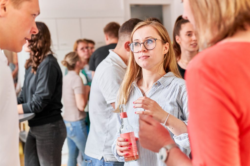 Mehrere Mitarbeiter im Gespräch während eines Events