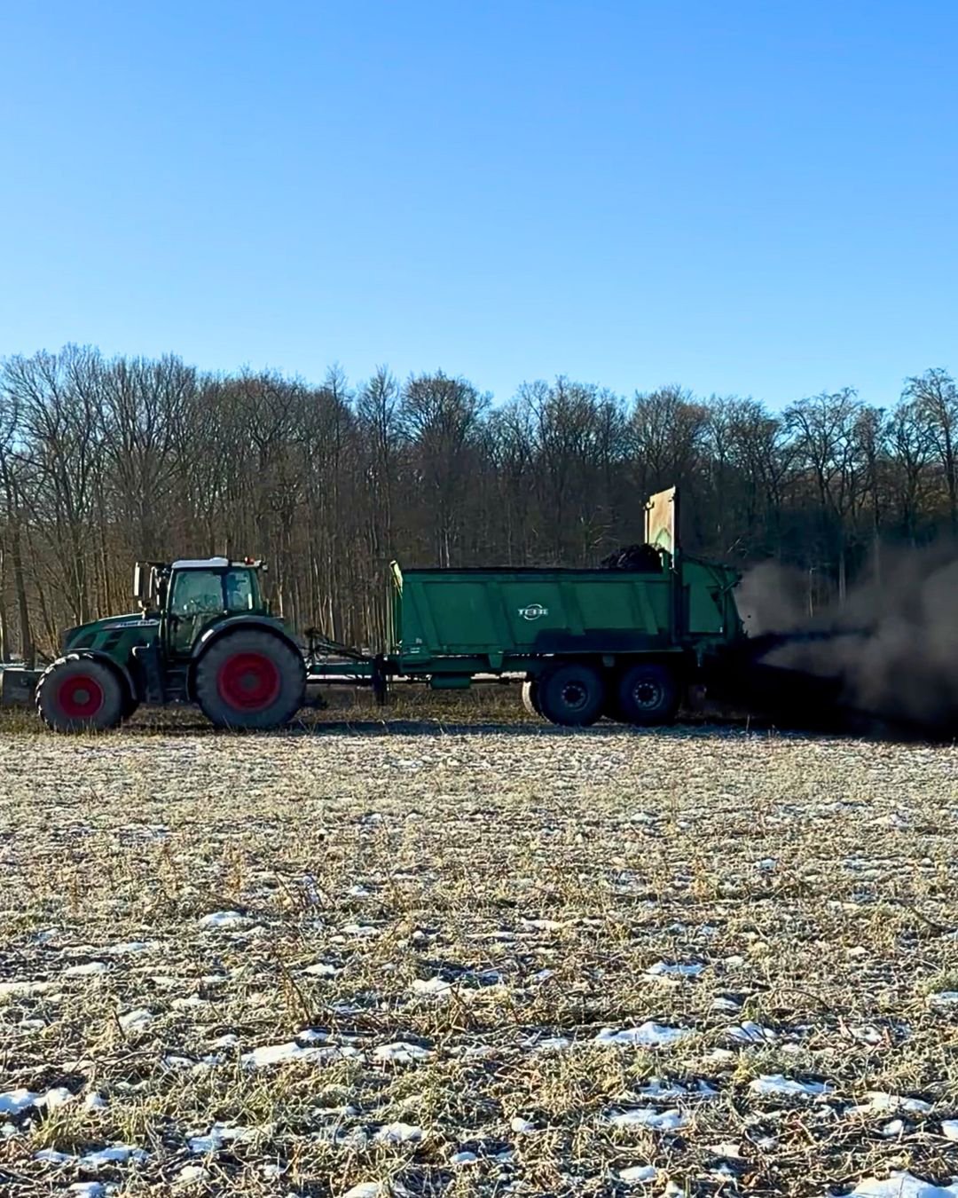 Landwirtschaft: Pflanzenkohle (Terra Preta), Trecker auf dem Feld, Bodenverbesserer, CO₂-Speicher, Emissionsreduzierer, Brüggen erforscht Gemeinsam mit Partnern in Schleswig-Holstein und Mecklenburg-Vorpommern die Auswirkungen