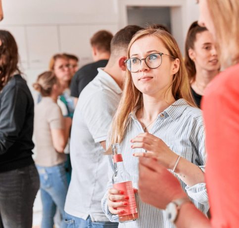 Mehrere junge Mitarbeiter im Gespräch während eines Events